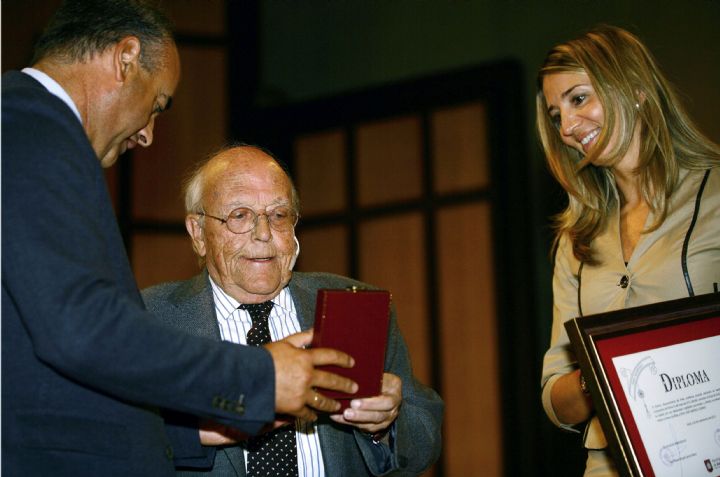 Jiménez Lozano recibe el premio de manos de Alicia García, consejera de Cultura y Turismo, y Miguel Ángel García Nieto. Ical
