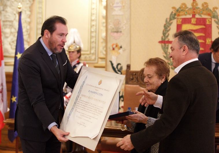 Óscar Puente entrega a la familia de José Jiménez Lozano la distinción con la Medalla de Oro de Valladolid. Foto: FERNANDO BLANCO (ABC)