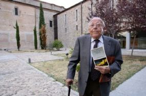 Jiménez Lozano con el libro de Ávila. Ical